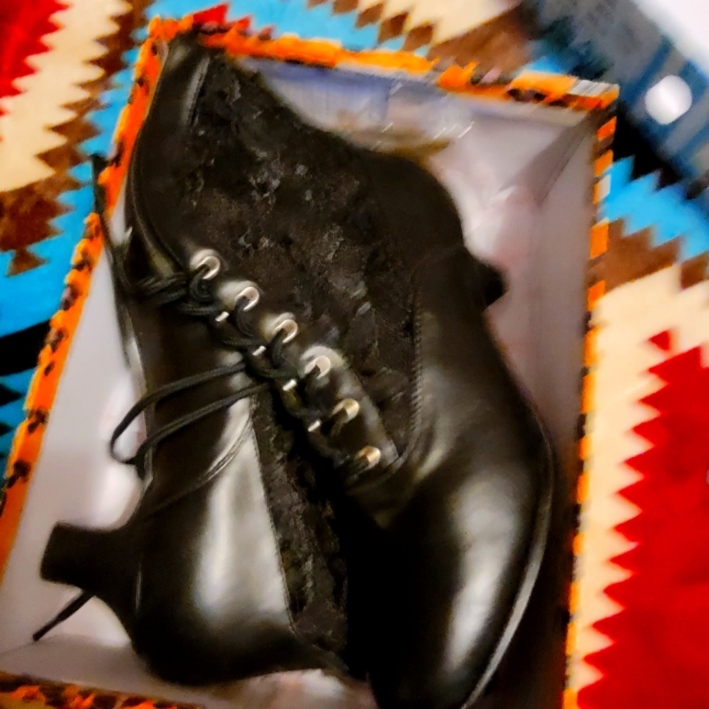 Betty Page womans shoe size 6